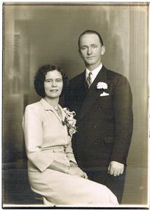 Moster Märta (Martha i USA) och morbror Karl Norrby, bröllopsfoto. Årtal okänt. Märta var min mors syster.