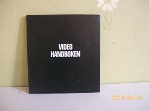 858. Videohandbok. Som framgår av namnet, en handbok för då gällande videosystem år 1975(då fanns det ett par olika system, idag finns bara VHS kvar).  Fotonr: 101_0610