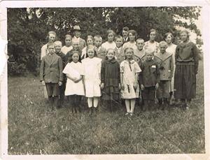 Söndagsskolebarn i Näs ca 1930. Längst ner till vänster Emmy Cederlund (gift Johansson), min moster.