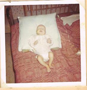 Susanne 4 månader i en säng på Näs 1964 001