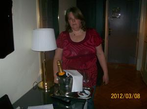 2012 03 08. Maria vid Champagnen som ingick i rummet.