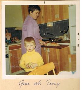 Gun och Tonny i köket. Lägenheten Spenarve i Havdhem 1968 001