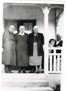 Från vänster Mor Hermanna (min mormor), Lina, moster Emma, Anna-Stina och Far Oscar ca 1950.