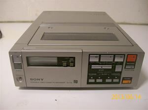 702. Sony Betamax videobandspelare. Portable video cassetterecorder SL-F1E. Nr. 214007. Tillv. år: 1981. 101_0306.