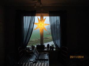 Montering av adventsstjärna i Eriks kök. IMG_0634