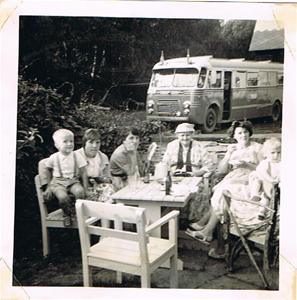 En skön dag vid Björklunda Pensionat 1959.Efter ett härligt dopp i havet smakade det gott med en kopp kaffe 001