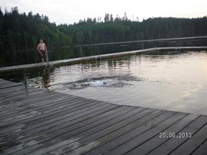 SANY0100. Emil tog ett dopp i sjön vid GEKÅS. 20/6 21:29.