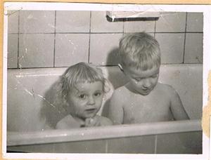 Sivert och jag i badkaret på Näs 1960 001
