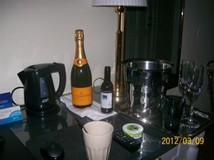 2012 03 08. Champagnen på rummet.