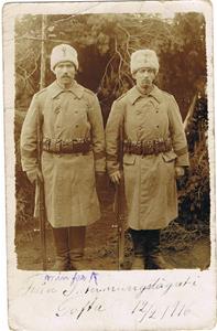 Far Oscar (min morfar) till vänster (höger okänd) från interneringslägret i Tofta 1916 02 12.