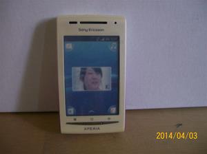 835. Såld. Sony Ericsson X-PERIA.  Fejktelefon för utställning. Denna modell har jag själv dags dato. Köpt av Emil för ca ett år sedan. Fotonr: 101_0575. Fotnot: Vid ett inbrott hos Endrells stals bara fejktelefoner, i tron att det var riktiga. Tji fick tj