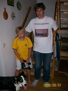 Mina söner. Emil i gul tröja och Erik, som var med i laget Radiokubbarna med kubbtröjan.  100_1713