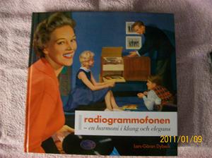 505. Radiogrammofonen, bok. Typ: En harmoni i klang och elegans. Nr: ISBN 978-91-89136-16-8. Utgivn.år: 2008/Sverige. Fotonr: 100_7634