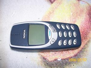 Såld. 097. Nokia 3310 mobiltelefon. Typ: NHM-5NX 3310. Nummer: (code) 0504 298. Fotonr: 100_1192. Inlagt på webben 2014 06 03.