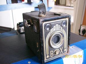 522. Manex, lådkamera. Typ: Fix-Fokus, 120-rullfilm, bildstorlek 6x9cm. Tillv. ca 1950 Tyskland. Kameran finns även med namnet Eldorado-Box, källa: http//www.samlarkameror.com. Fotonr: 100_8146
