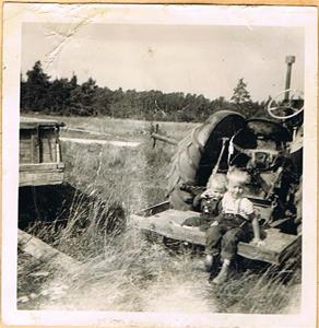 Sivert och jag på Fordsonflaket förm. på  marki (mot Grötlingbo) 001