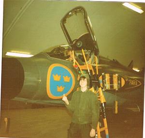 Gustavsson i en hangar framför       J35 Draken.