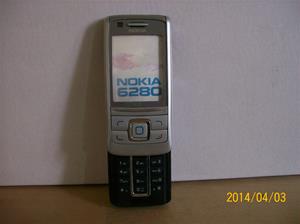834. Såld. Nokia. Typ: 6280.  Fejktelefon för utställning. Fotonr: 101_0574. Fotnot: Vid ett inbrott hos Endrells stals bara fejktelefoner, i tron att det var riktiga. Tji fick tjyven.