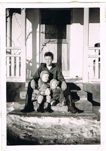 Sune med Sivert och mig på verandatrappen i Näs ca 1960 001
