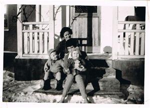 Mamma, Anna-Stina, Sivert och jag ca 1960 001