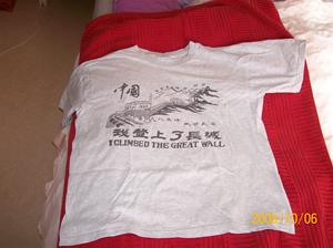 261. Kinesiska muren, T-shirt. Färg: Ljusgrå. Köpt på den Kinesiska muren april 2007. Fotonr: 100_2256