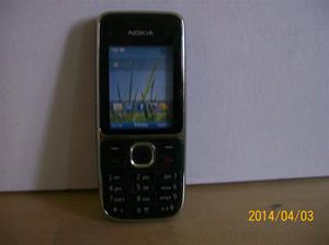 836. Såld. Nokia. Typ: C2-01.  Fejktelefon för utställning. Fotonr: 101_0576. Fotnot: Vid ett inbrott hos Endrells stals bara fejktelefoner, i tron att det var riktiga. Tji fick tjyven.
