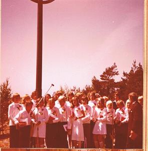 Alla konfaskolans elever på avslutningen foto 2 1975