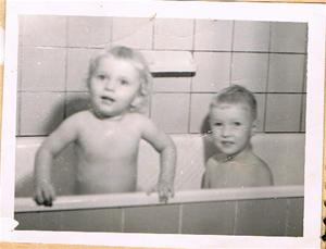Sivert och jag i badkaret på Näs 1960. Harry Södergren tog fotot 001