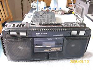 247. Sharp, radiokassettbanspelare. Typ: Sharp Stereo cassette recorder WQ-T232. Nr: 70846478. Fotonr: 100_2157