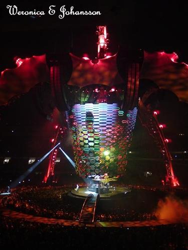 U2 (6) U2 (6)