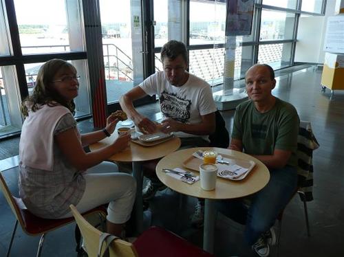 Ida Peter & Jerker intar frukosten Ida Peter & Jerker intar frukosten