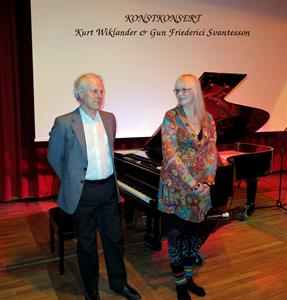 Kurt Wiklander, tonsättare och pianist. Gun Friederici Svantesson, konstnär. Konstkonsert på Kulturhuset Fregatten, Stenungsund.