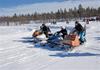 Veteranskoterracet på Tuolluvaarasjön utanför Kiruna genomfördes i fyra klasser, encylindriga maskiner, tvåcylindriga, öppen klass samt damklassen som vi ser starten för på denna bild.© Kjell Törmä