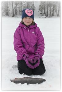 Amanda Asplund 10 år Timrå fick en stor fisk, hon vill tillägga att pappa som är 40 år, fick ingen fisk.