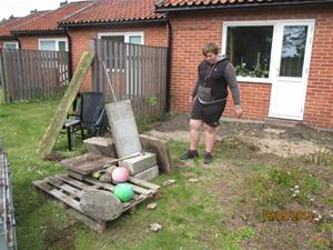Hämtning av cementplattor vid vår granne Geert. Han skall bygga trädäck så vi tog hand om dom gamla plattorna. Emil lastar. IMG_1641