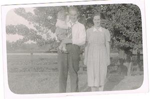 20.Helge Cederlund och hans fru Ragnhild samt förmodligen deras son Lennart eller Owe. Framför det stora päronträdet, som fortfarande finns kvar