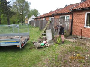 Hämtning av cementplattor vid vår granne Geert. Han skall bygga trädäck så vi tog hand om dom gamla plattorna. Emil lastar. IMG_1640