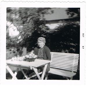 25.Teresia Båtelsson (Cederlund) oktober 1957, vid hennes hem på Rangsarve i Näs.