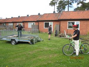 Hämtning av cementplattor vid vår granne Geert. Han skall bygga trädäck så vi tog hand om dom gamla plattorna. Besök av en annan granne, Folke Jacobsson. IMG_1636