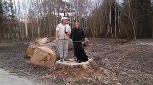Peja, Maria och Loke på stubben av ett nersågat träd på Almungsvägen, 2015 04 23. DSC_0174