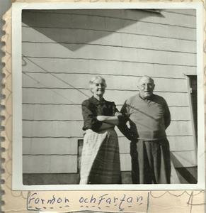 Min farmor och farfar framför huset vid Haldings i Hemse ca 1967. Fick bilden av min kusin Carina 2015 03 30.