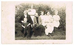 27. Hilmer Cederlund (Oskar Cederlunds bror) och hans fru Ingegärd (stående) och deras barn. Restrerande okända.