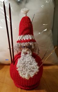 Tomte stickad av restgarner, en del från Hobbii