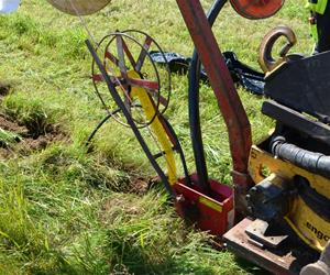 Ner plöjning fiberslang och el-kabel 120726_bild3