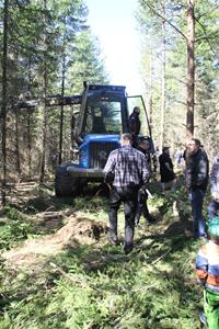 Skogsdag-av-södra-o-LRF-förevisar-ladugården-0541