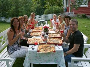 Det härliga gänget firar sista kvällen med pizza och rosa Champagne:=) (foto.Helena Siren)