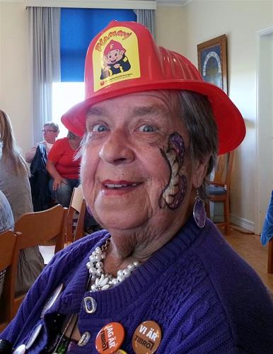 Agnes i brandhjälm.