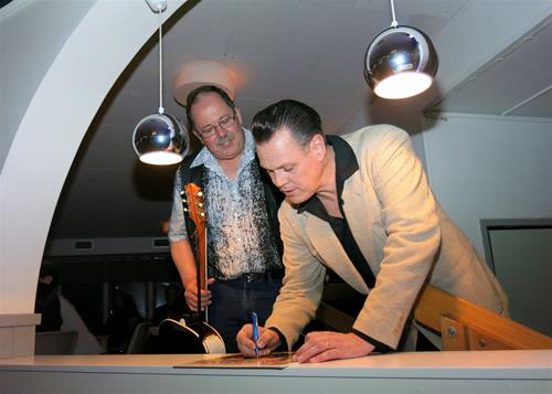 Jack Baymore skriver en autograf till Hasse Ehlin, Igelstorp.