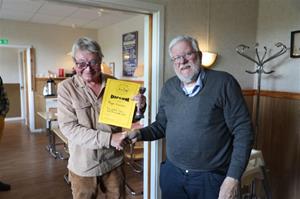 Tibromästersterskapet i DX 2021, Roger Larsson mottager vandringspris och diplom av Anders Brissman.
