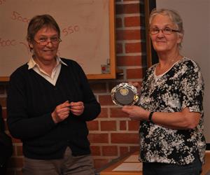 Årsmöte 19 februari 2017: Klubbens ordförande Yvonne Ericsson delar ut pris till Kicki Fredlund.